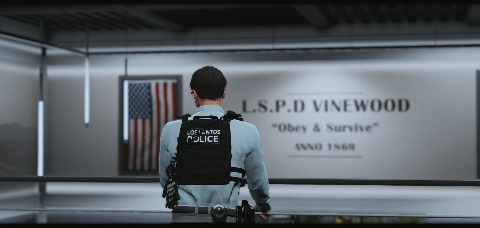 An officer in the LSPD Vinewood lobby